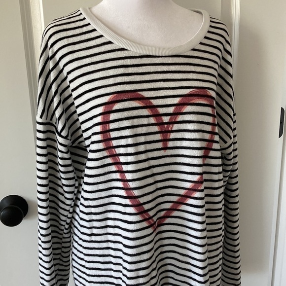 Simple a large sweatshirt heart black and white stripes - Picture 2 of 13